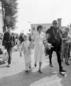 857271 Afbeelding van het bezoek van prinses Margriet en mr. Pieter van Vollenhoven aan Nieuwegein tijdens de viering ...